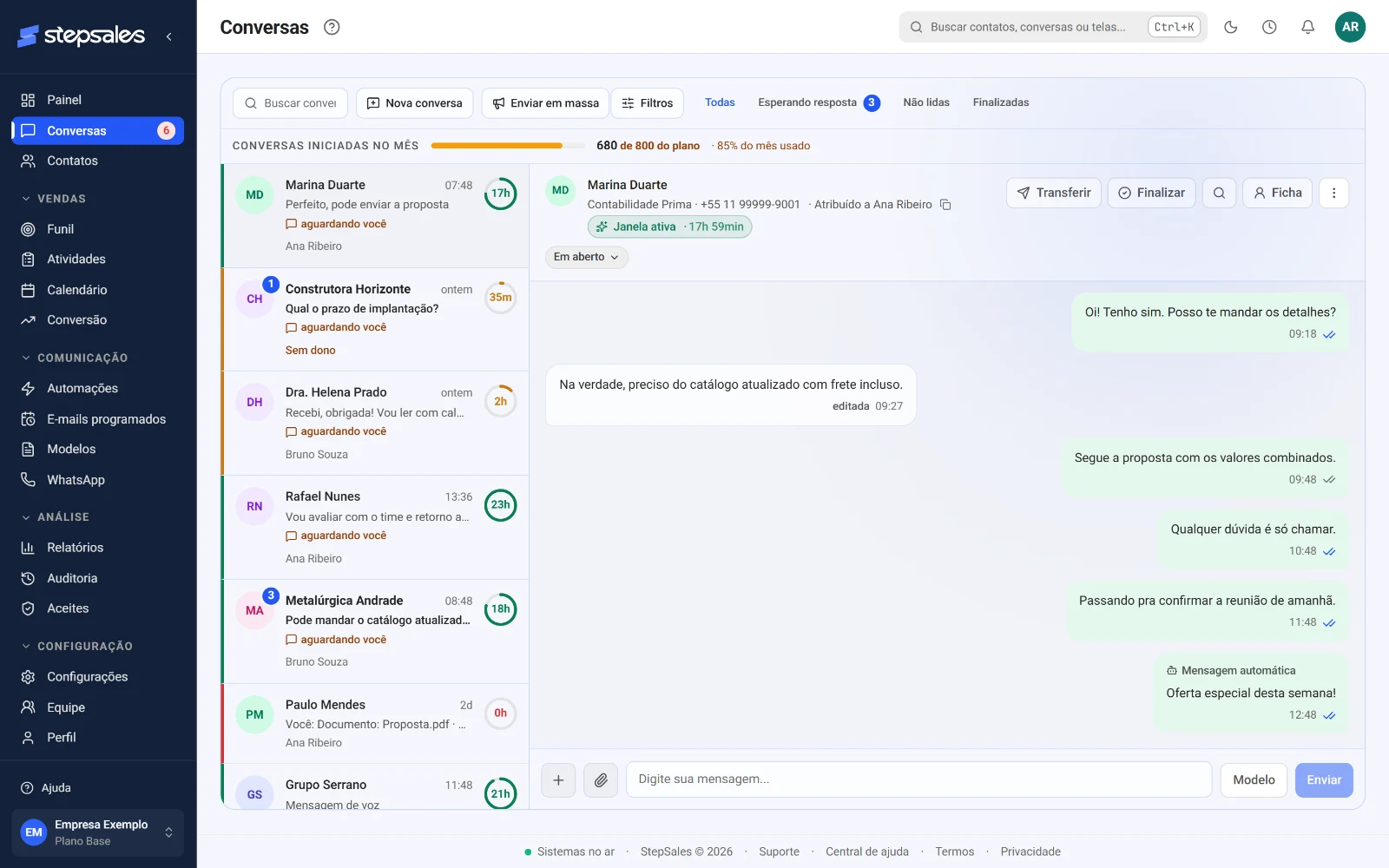 Tela de Conversas da StepSales: lista com o tempo restante da janela de 24 h e a conversa aberta (dados fictícios)